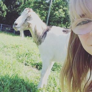 Meet your Posher, Emily